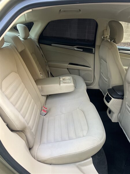 2013 Ford Fusion SE photo 17