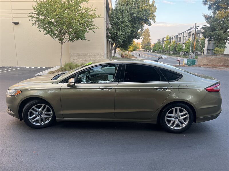 2013 Ford Fusion SE photo 2