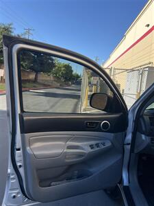 2006 Toyota Tacoma PreRunner V6 - Photo 18 - Sacramento, CA 95825
