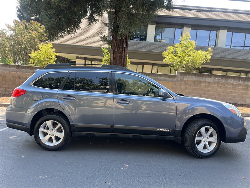 2013 Subaru Outback 2.5i Premium photo 4