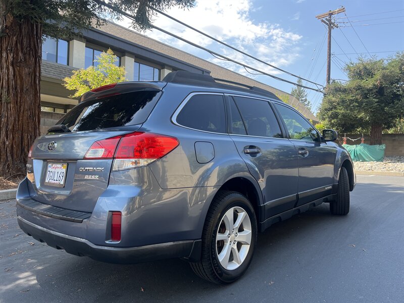2013 Subaru Outback 2.5i Premium photo 3