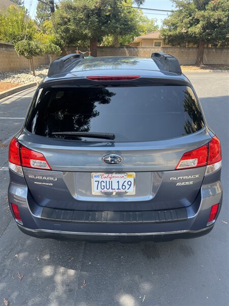 2013 Subaru Outback 2.5i Premium photo 2