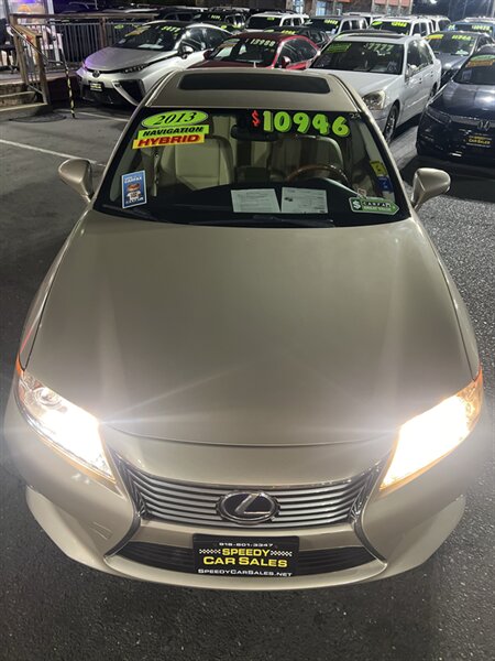 2013 Lexus ES 300h photo 2