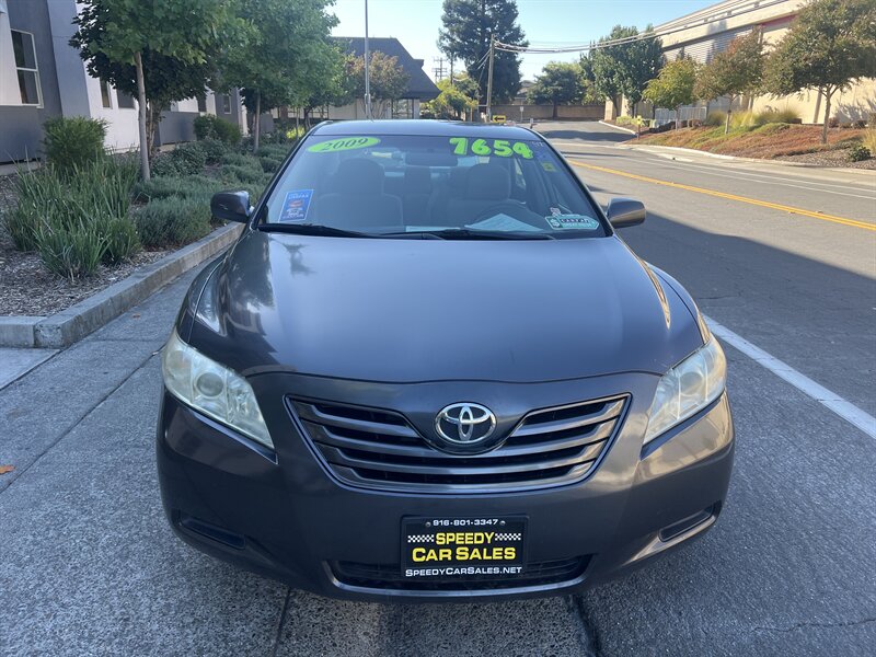 2009 Toyota Camry LE photo 2