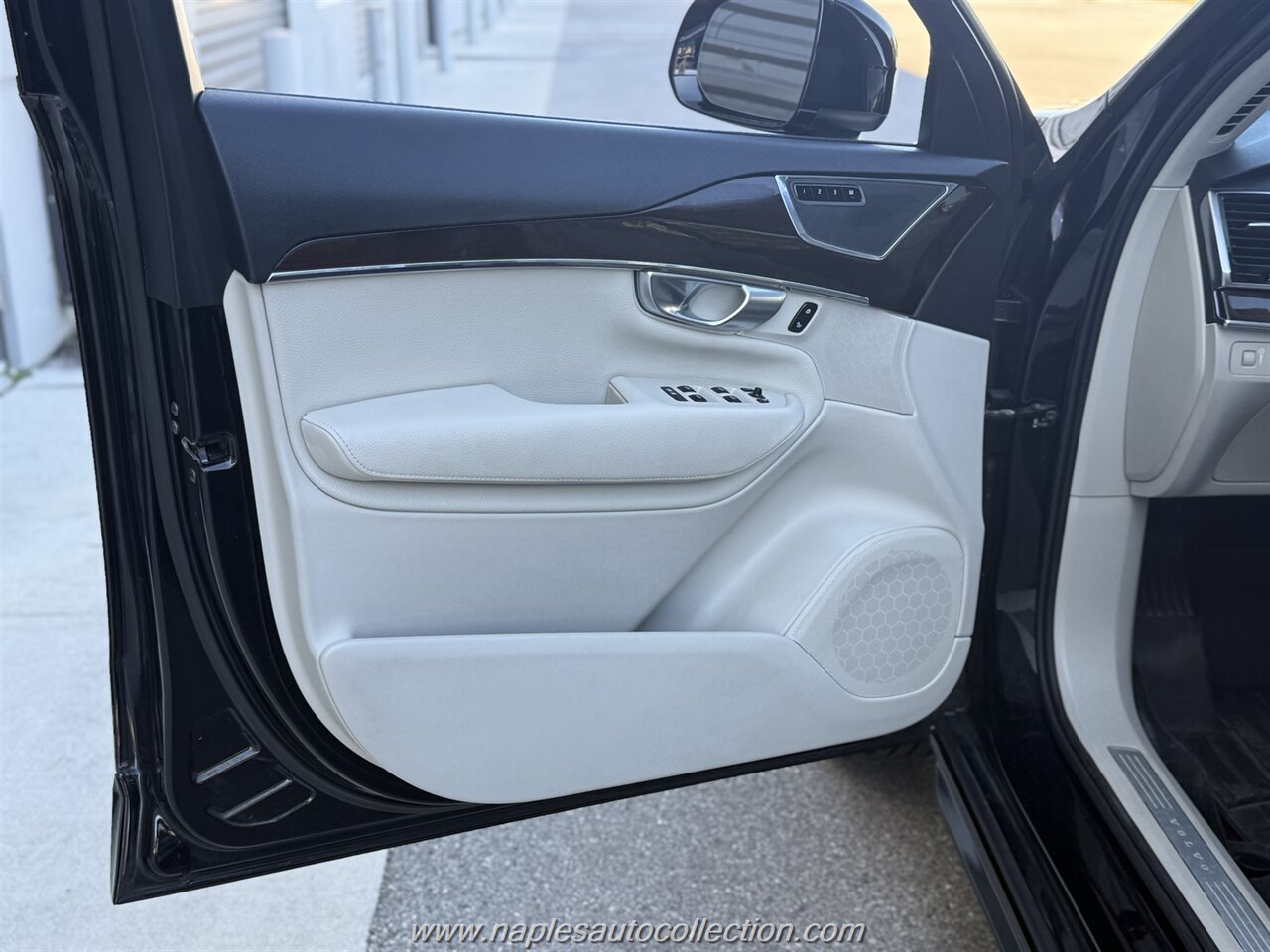 2017 Volvo XC90 T5 Momentum   - Photo 10 - Fort Myers, FL 33967