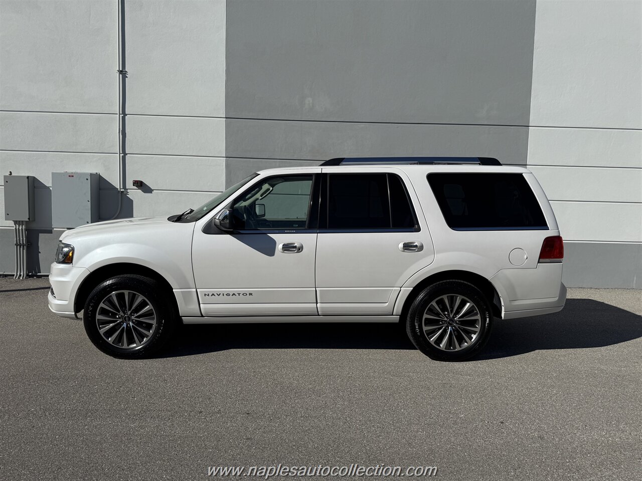 2016 Lincoln Navigator Select photo 2
