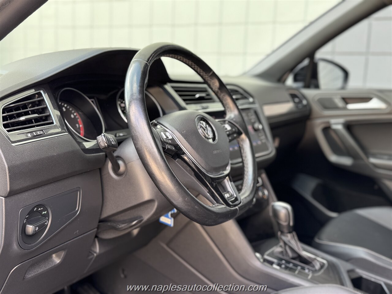 2021 Volkswagen Tiguan SE   - Photo 2 - Fort Myers, FL 33967