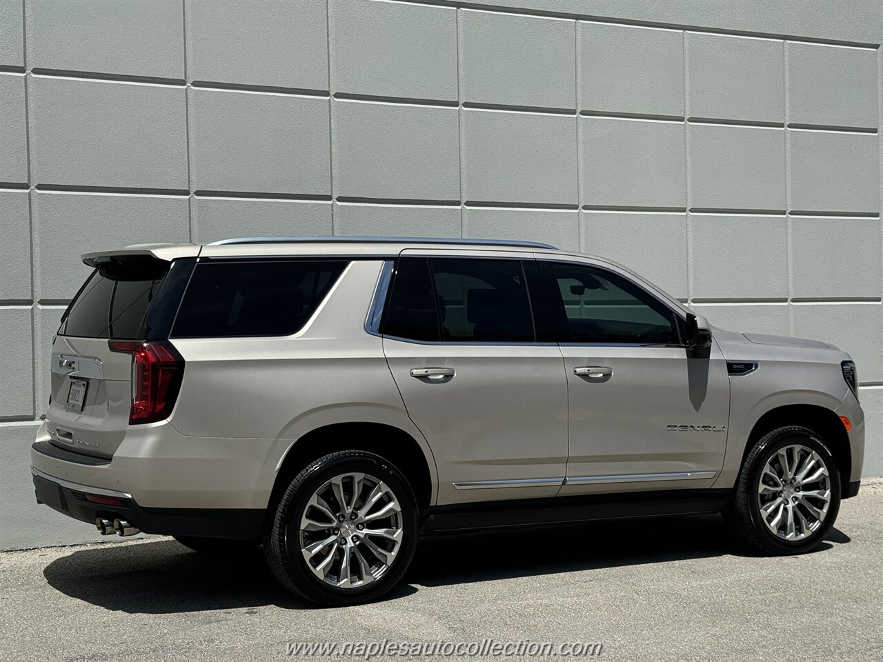 2021 GMC Yukon Denali   - Photo 6 - Fort Myers, FL 33967