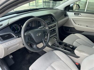2016 Hyundai SONATA Hybrid SE   - Photo 9 - Tarzana, CA 91356