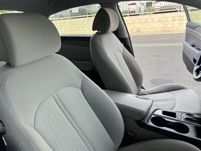 2016 Hyundai SONATA Hybrid SE   - Photo 15 - Tarzana, CA 91356