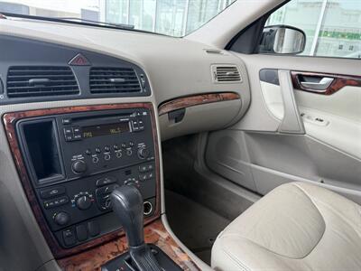 2006 Volvo V70 2.4   - Photo 25 - Tarzana, CA 91356