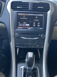 2013 Ford Fusion Hybrid SE   - Photo 18 - Tarzana, CA 91356