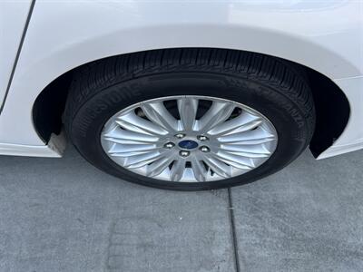 2013 Ford Fusion Hybrid SE   - Photo 23 - Tarzana, CA 91356