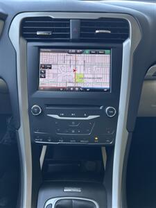 2013 Ford Fusion Hybrid SE   - Photo 19 - Tarzana, CA 91356
