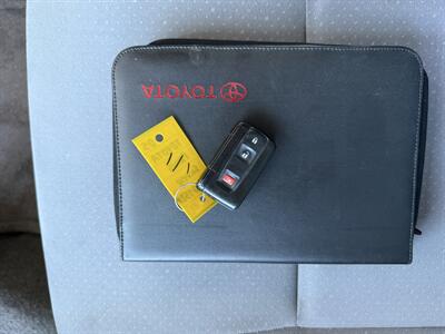 2005 Toyota Prius 2 - Photo 18 - Tarzana, CA 91356