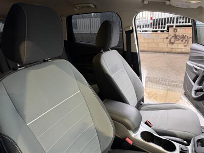 2015 Ford Escape SE - Photo 17 - Tarzana, CA 91356