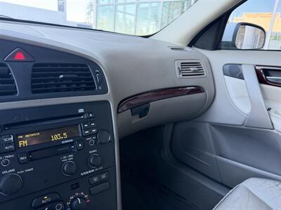 2004 Volvo V70 2.5T - Photo 22 - Tarzana, CA 91356