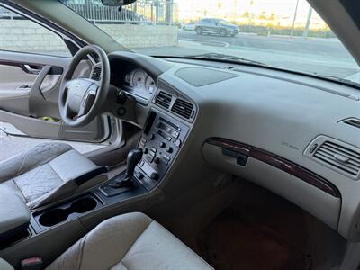 2004 Volvo V70 2.5T - Photo 17 - Tarzana, CA 91356