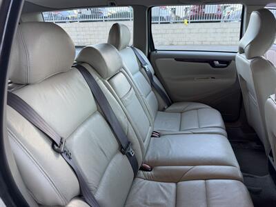 2004 Volvo V70 2.5T - Photo 16 - Tarzana, CA 91356