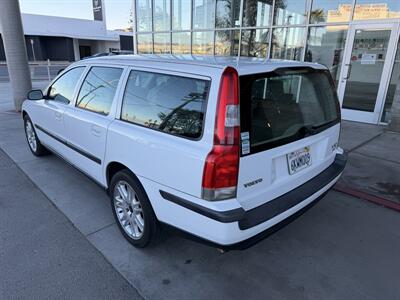 2004 Volvo V70 2.5T - Photo 4 - Tarzana, CA 91356