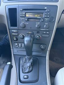 2004 Volvo V70 2.5T - Photo 21 - Tarzana, CA 91356