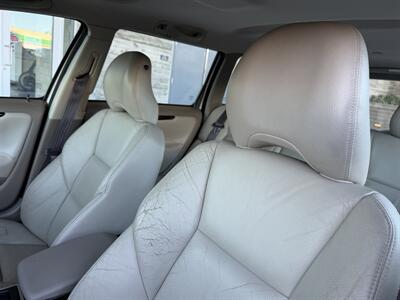 2004 Volvo V70 2.5T - Photo 12 - Tarzana, CA 91356
