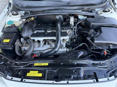 2004 Volvo V70 2.5T - Photo 18 - Tarzana, CA 91356