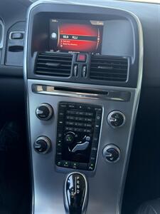 2017 Volvo XC60 T5 Dynamic   - Photo 19 - Tarzana, CA 91356