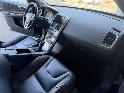 2017 Volvo XC60 T5 Dynamic   - Photo 16 - Tarzana, CA 91356