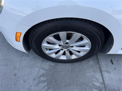 2014 Volkswagen Beetle 1.8T Entry PZEV   - Photo 19 - Tarzana, CA 91356