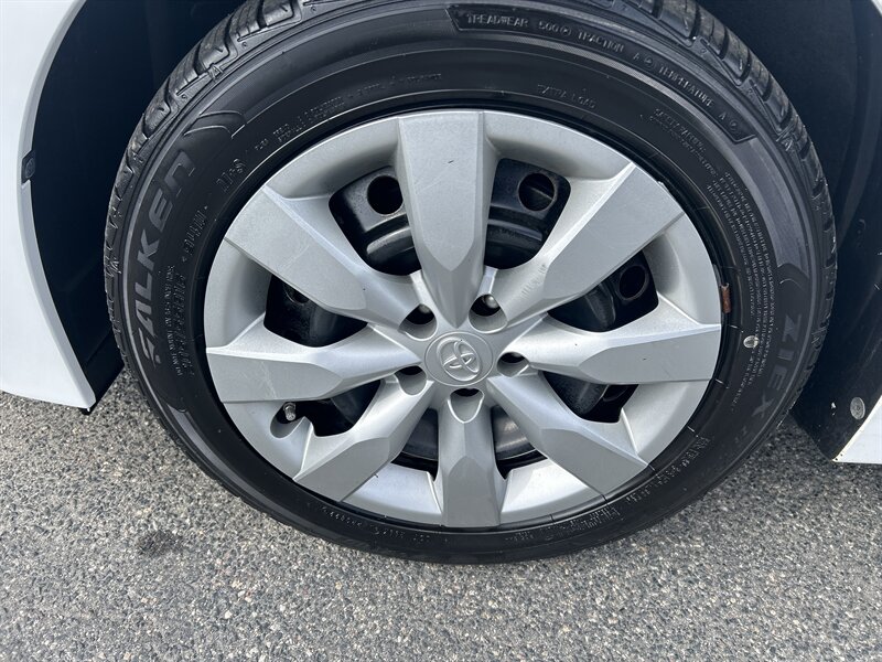 2014 Toyota Corolla LE photo 7