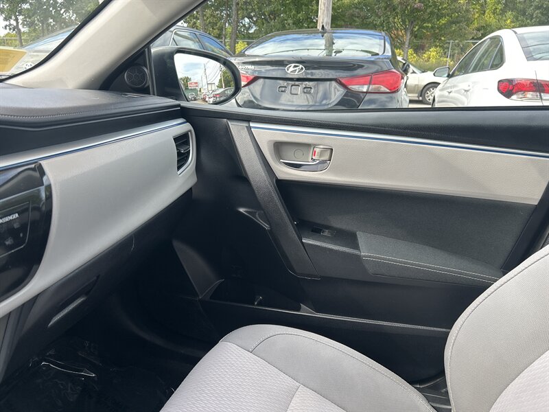 2014 Toyota Corolla LE photo 12