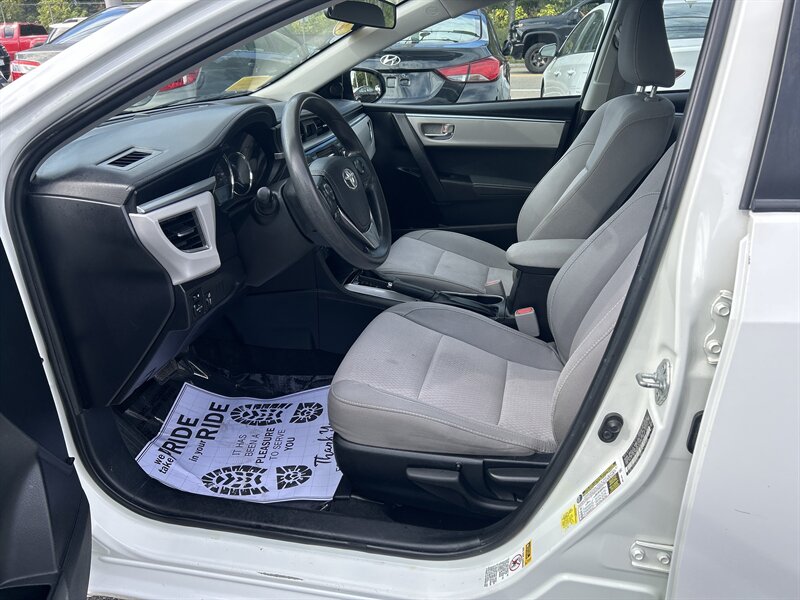 2014 Toyota Corolla LE photo 9