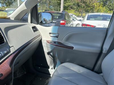 2013 Toyota Sienna Limited 7-Passenger   - Photo 13 - Framingham, MA 01702