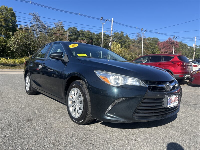 2015 Toyota Camry SE photo 2