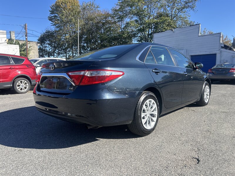 2015 Toyota Camry SE photo 3