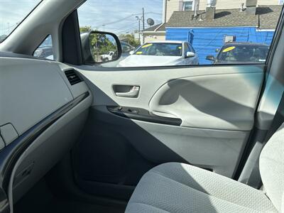 2014 Toyota Sienna LE 8-Passenger - Photo 14 - Framingham, MA 01702