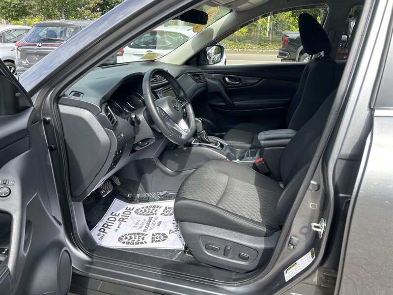 2019 Nissan Rogue SV photo 8