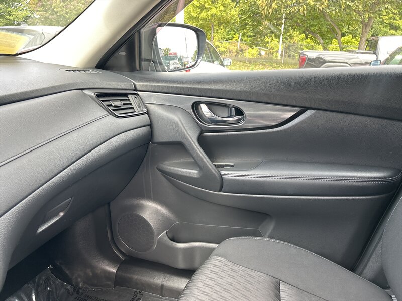 2019 Nissan Rogue SV photo 11