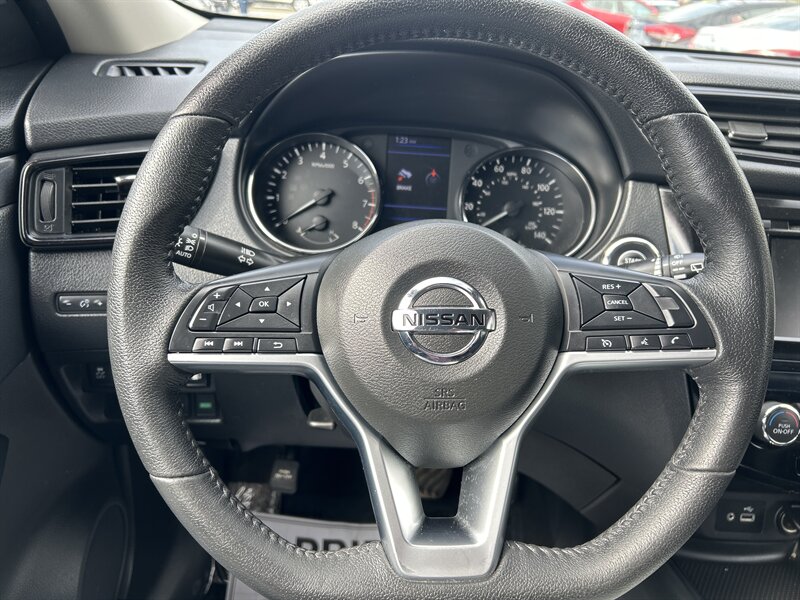 2019 Nissan Rogue SV photo 12