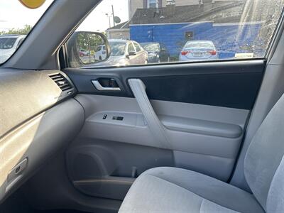 2012 Toyota Highlander   - Photo 12 - Framingham, MA 01702