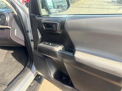 2017 Toyota Tacoma TRD Sport   - Photo 19 - Milwaukie, OR 97267