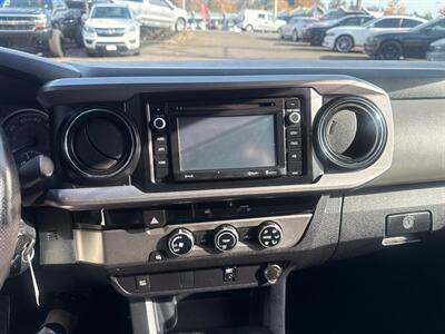 2017 Toyota Tacoma TRD Sport   - Photo 14 - Milwaukie, OR 97267
