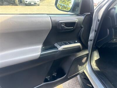 2017 Toyota Tacoma TRD Sport   - Photo 9 - Milwaukie, OR 97267