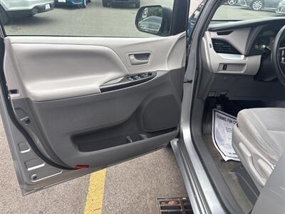 2017 Toyota Sienna L 7-Passenger   - Photo 9 - Milwaukie, OR 97267