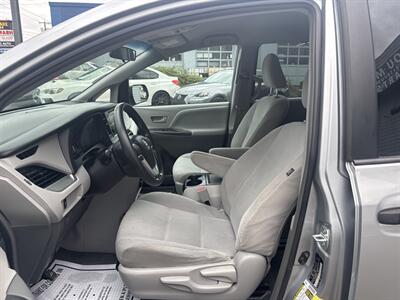 2017 Toyota Sienna L 7-Passenger   - Photo 11 - Milwaukie, OR 97267