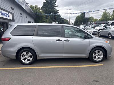 2017 Toyota Sienna L 7-Passenger   - Photo 8 - Milwaukie, OR 97267