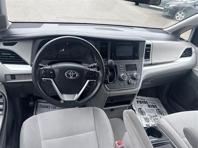 2017 Toyota Sienna L 7-Passenger   - Photo 14 - Milwaukie, OR 97267