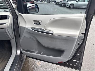 2013 Toyota Sienna SE 8-Passenger   - Photo 20 - Milwaukie, OR 97267