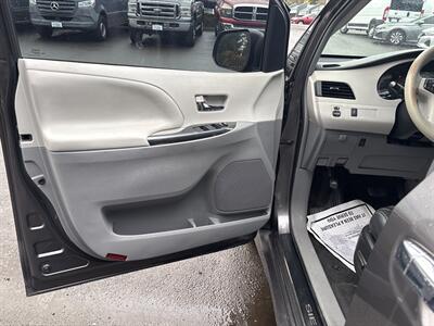 2013 Toyota Sienna SE 8-Passenger   - Photo 10 - Milwaukie, OR 97267